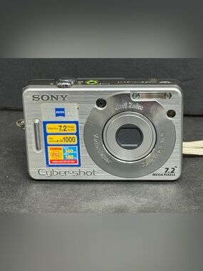 Sony Cybershot DSC-W70 7.2MP Digital Camera 3x Optical Zoom Silver Charger Works